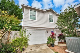 109 N Eastwood St in Houston, TX - Building Photo