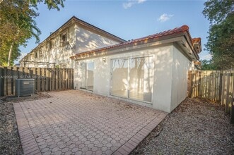 5000 NW 116th Ct in Doral, FL - Foto de edificio - Building Photo