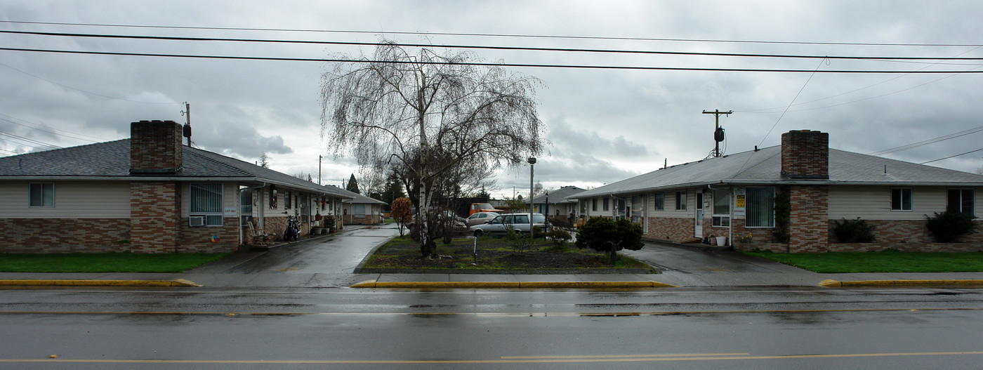 Willett Apartments in Albany, OR - Building Photo