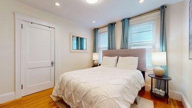 30 Clay St, Unit 3 in Cambridge, MA - Foto de edificio - Building Photo
