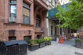 121 W 79th St in New York, NY - Foto de edificio - Building Photo