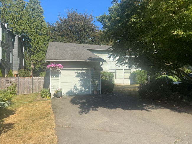 11752 Burke Ave N in Seattle, WA - Building Photo - Building Photo
