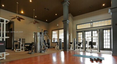 2452 Centergate Dr in Miramar, FL - Foto de edificio - Building Photo