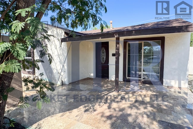 property at 2134 E Oak St