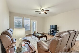 322 Walnut Crest in Selma, TX - Building Photo - Building Photo