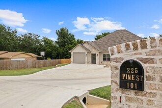 225 S Pine St, Unit 101 in Kilgore, TX - Building Photo - Building Photo