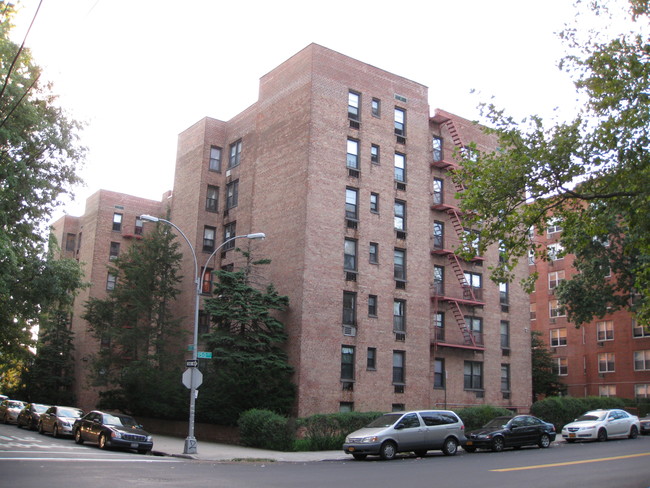 15010 79th Ave in Flushing, NY - Foto de edificio - Building Photo