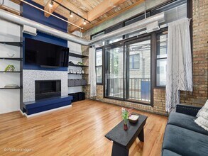 2300 W Wabansia Ave, Unit #115 in Chicago, IL - Foto de edificio - Building Photo