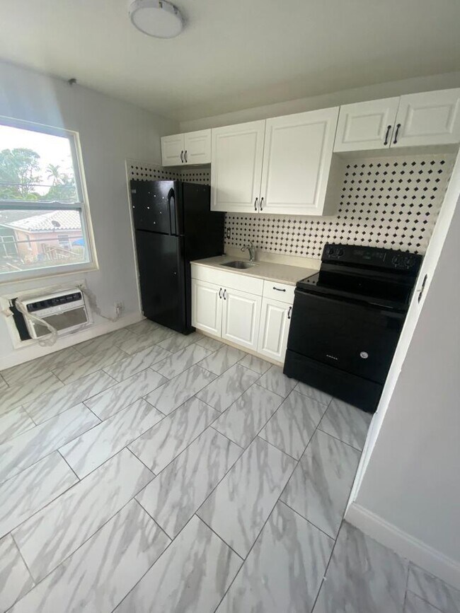 2417 N 19th Ave in Hollywood, FL - Building Photo - Building Photo