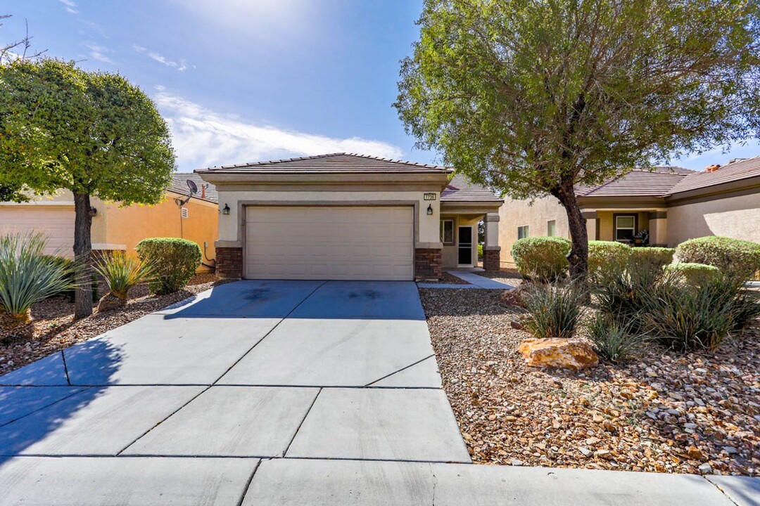 7736 Pine Warbler Way in North Las Vegas, NV - Building Photo