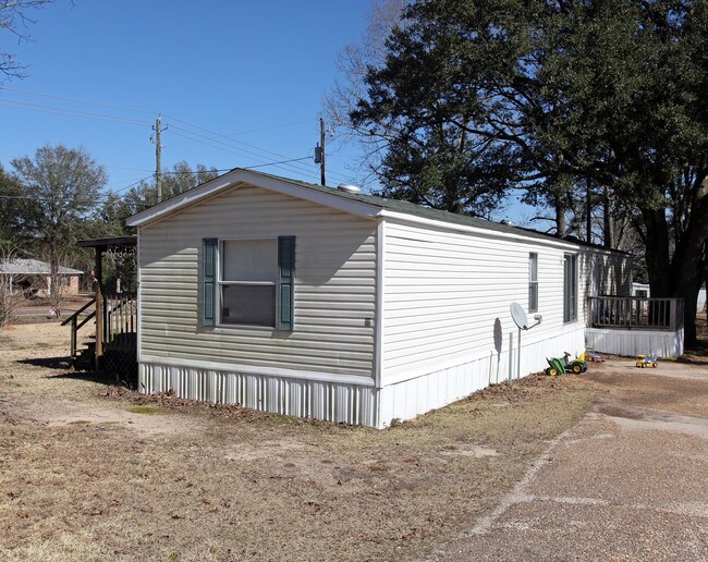 Pine Oaks Mobile Home Park in Semmes, AL - Building Photo - Building Photo