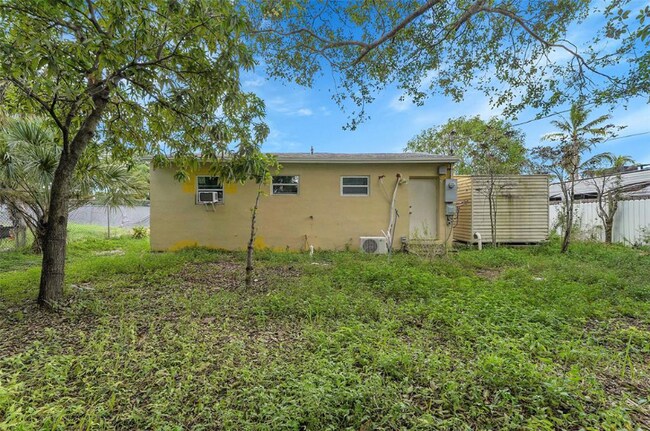 2403 SW 8th St in Fort Lauderdale, FL - Building Photo - Building Photo