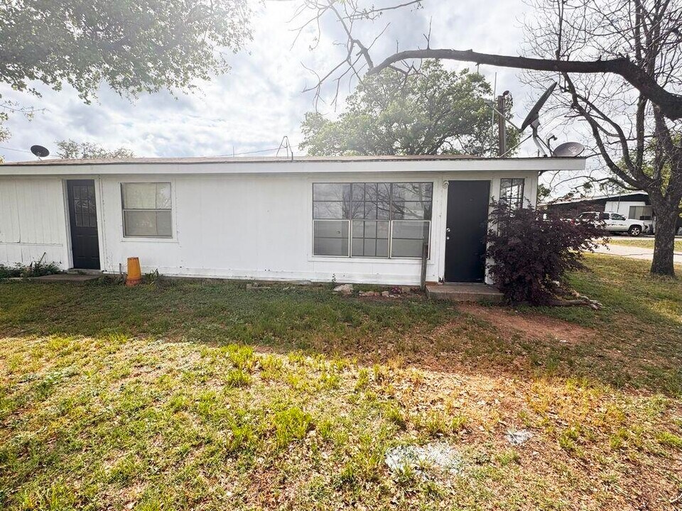 105 Lake Breeze Dr in Buchanan Dam, TX - Building Photo