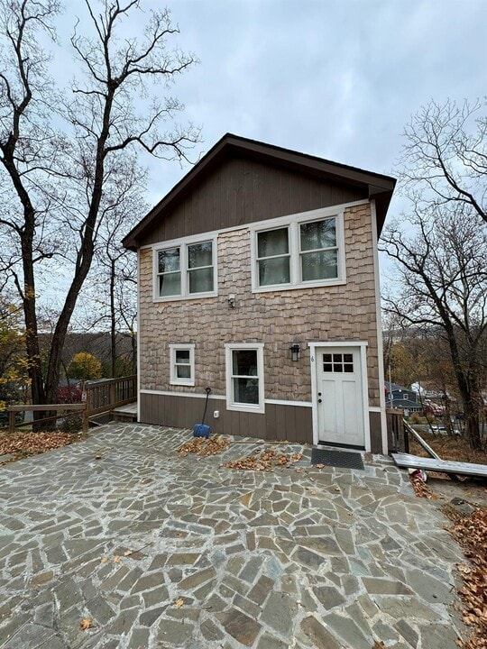 6 Roosevelt Pl in Stony Point, NY - Foto de edificio
