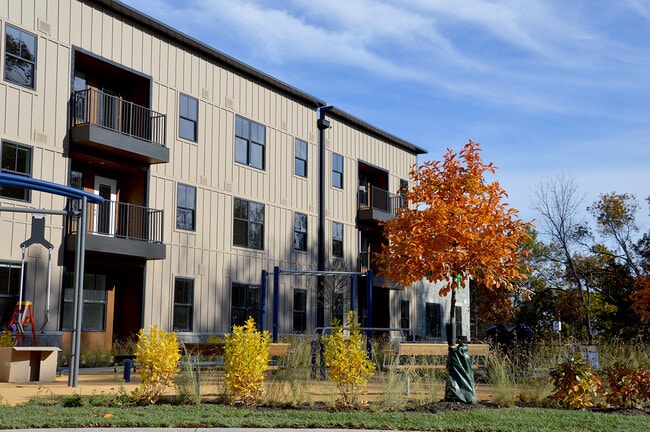 Golden Hill in Kingston, NY - Foto de edificio - Building Photo