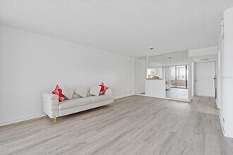 2621 Cove Cay Dr, Unit 407 in Clearwater, FL - Foto de edificio - Building Photo