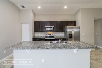 785 Geoffrey Ave SW in Palm Bay, FL - Foto de edificio - Building Photo