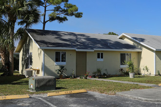 Newton Woods Apartments in West Palm Beach, FL - Building Photo - Building Photo