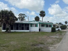 102 Amber Ave in North Fort Myers, FL - Building Photo
