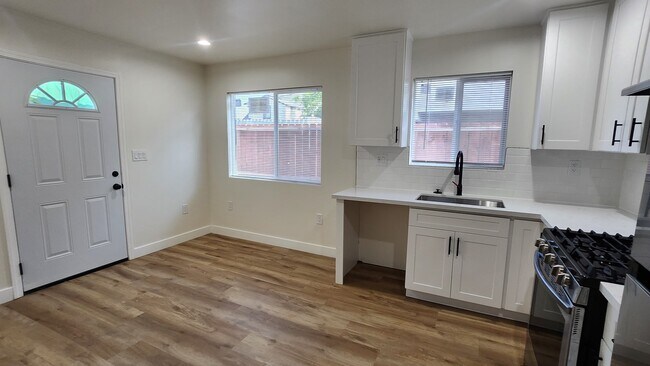 208 E 84th St, Unit 1 Qtr in Los Angeles, CA - Foto de edificio - Building Photo