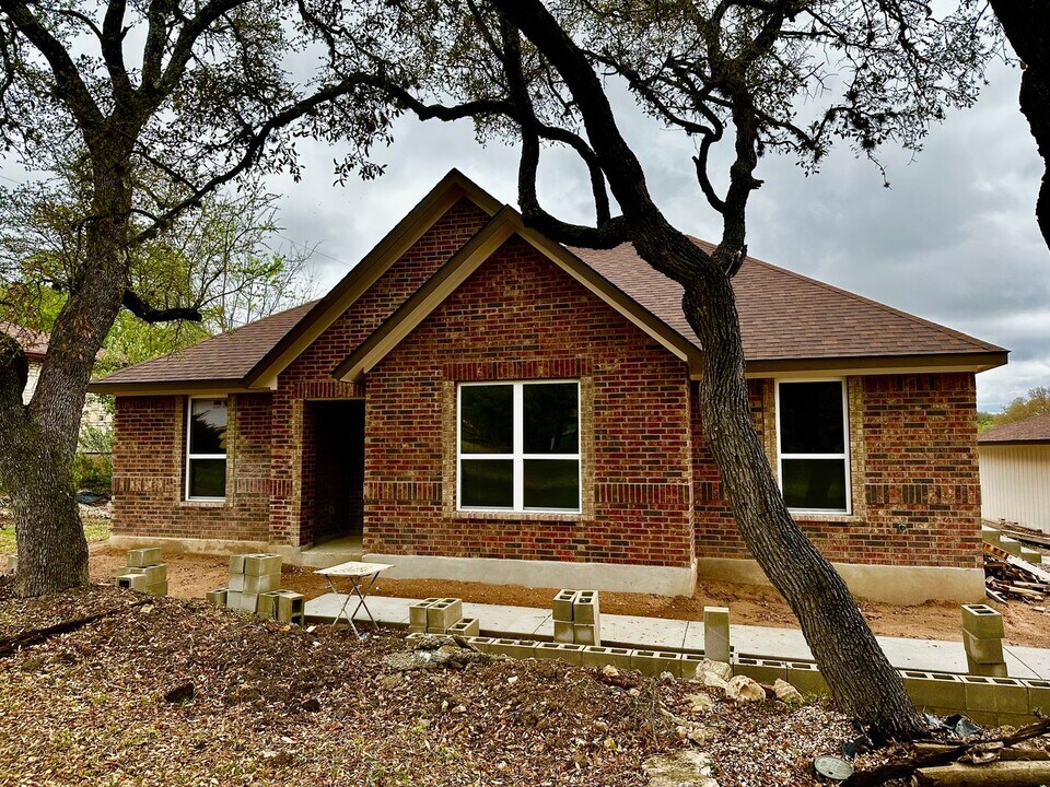 401 Crest Ridge Dr in Kerrville, TX - Building Photo