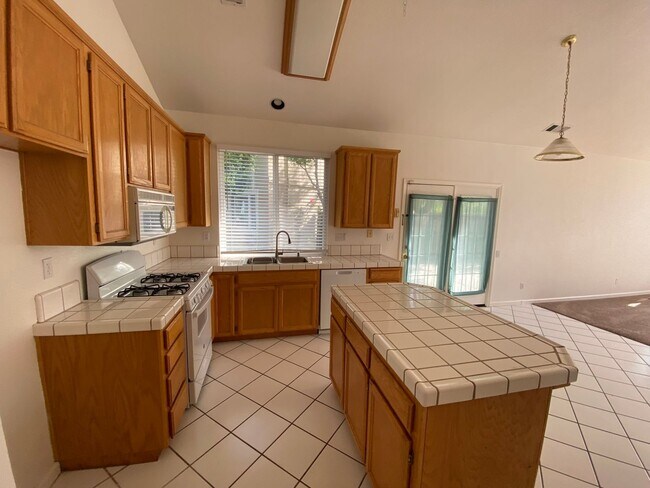 566 Versailles Ln in Fairfield, CA - Building Photo - Building Photo
