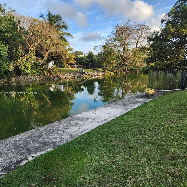 3325 S Lake Dr in Miami, FL - Building Photo - Building Photo