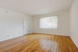 10900 Santa Monica Blvd in Los Angeles, CA - Building Photo - Building Photo