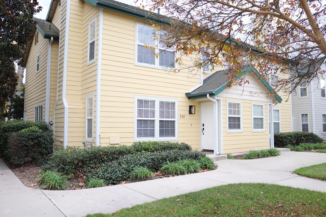 739 Shaw St in Los Alamos, CA - Building Photo