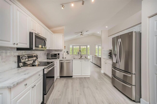 11030 Harbour Springs Cir in Boca Raton, FL - Foto de edificio - Building Photo