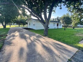 213 S FM 1660 in Hutto, TX - Building Photo