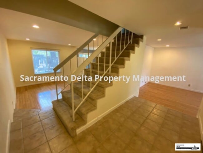 151 Fairgrounds Dr in Sacramento, CA - Foto de edificio - Building Photo