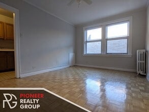 711 W Belmont Ave, Unit 404 in Chicago, IL - Foto de edificio - Building Photo