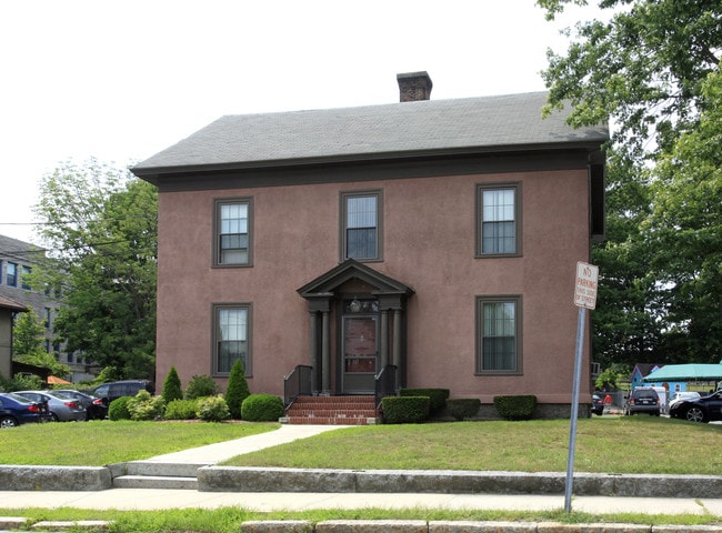 72 School St in Milford, MA - Foto de edificio - Building Photo