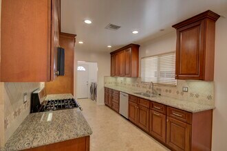 1367 E Windsor Rd in Glendale, CA - Building Photo - Building Photo