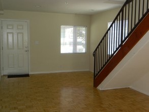 6136 Eleanor Ave in Los Angeles, CA - Building Photo - Building Photo
