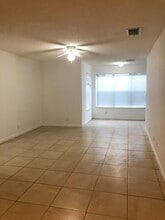 3380 Pinewalk Dr N, Unit 1115 in Margate, FL - Foto de edificio - Building Photo