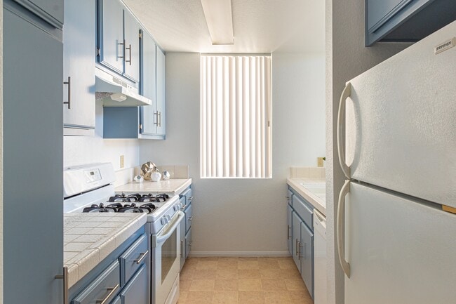 Stunning Modern Luxury 2 Bedroom West LA in Los Angeles, CA - Foto de edificio - Building Photo