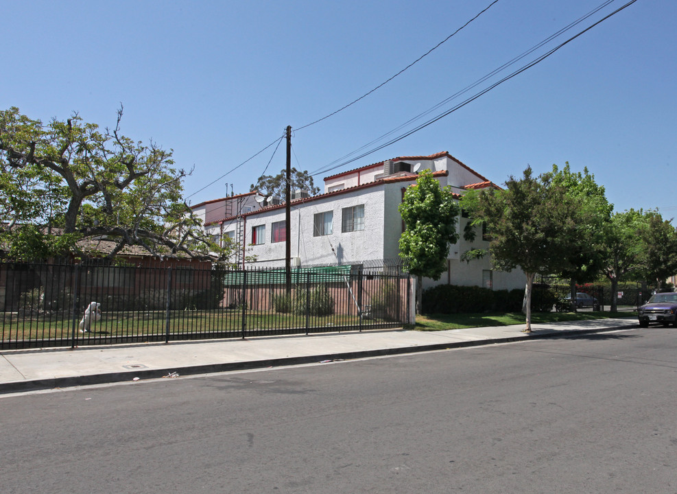 9261 Wakefield Ave in Panorama City, CA - Building Photo