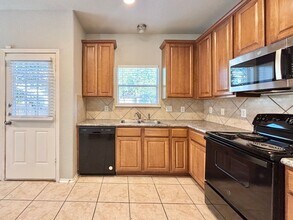 6631 Hartnet Fields in Converse, TX - Foto de edificio - Building Photo