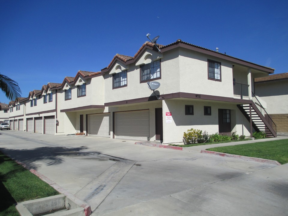 9711 Graham St in Cypress, CA - Foto de edificio