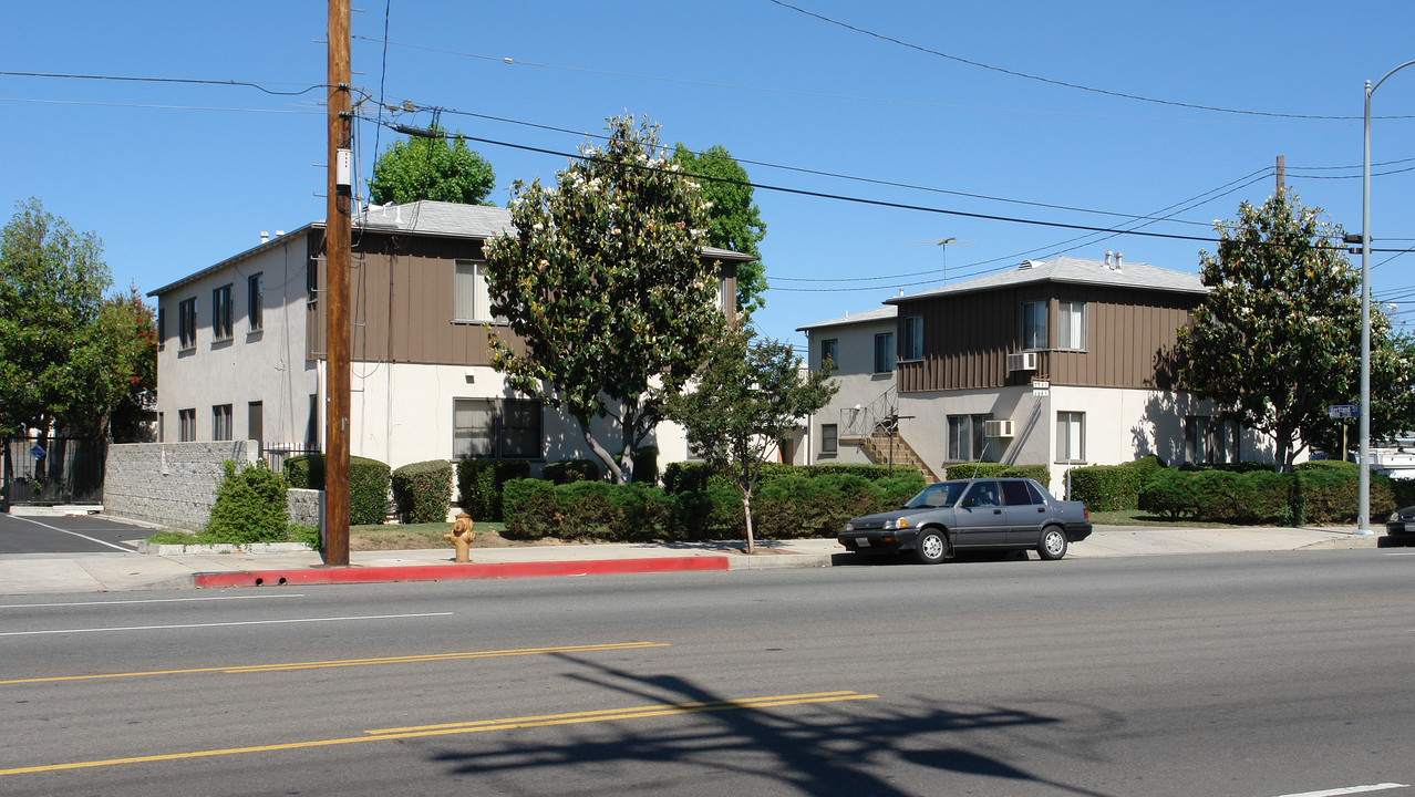 6839-6845 Woodley Ave in Van Nuys, CA - Building Photo