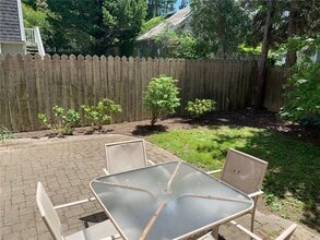 27 Young St in Newport, RI - Foto de edificio - Building Photo