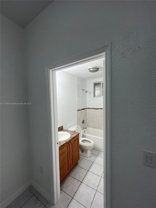 267 E 3rd St in Hialeah, FL - Building Photo - Building Photo