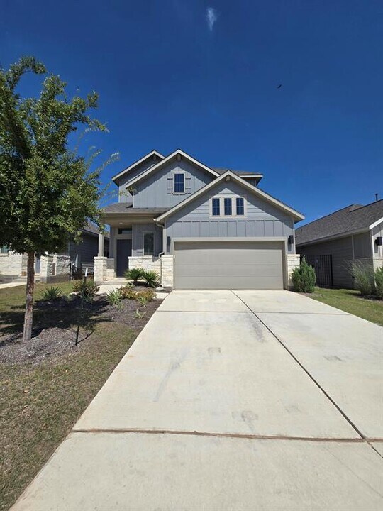 153 Los Olives Ln in Liberty Hill, TX - Building Photo