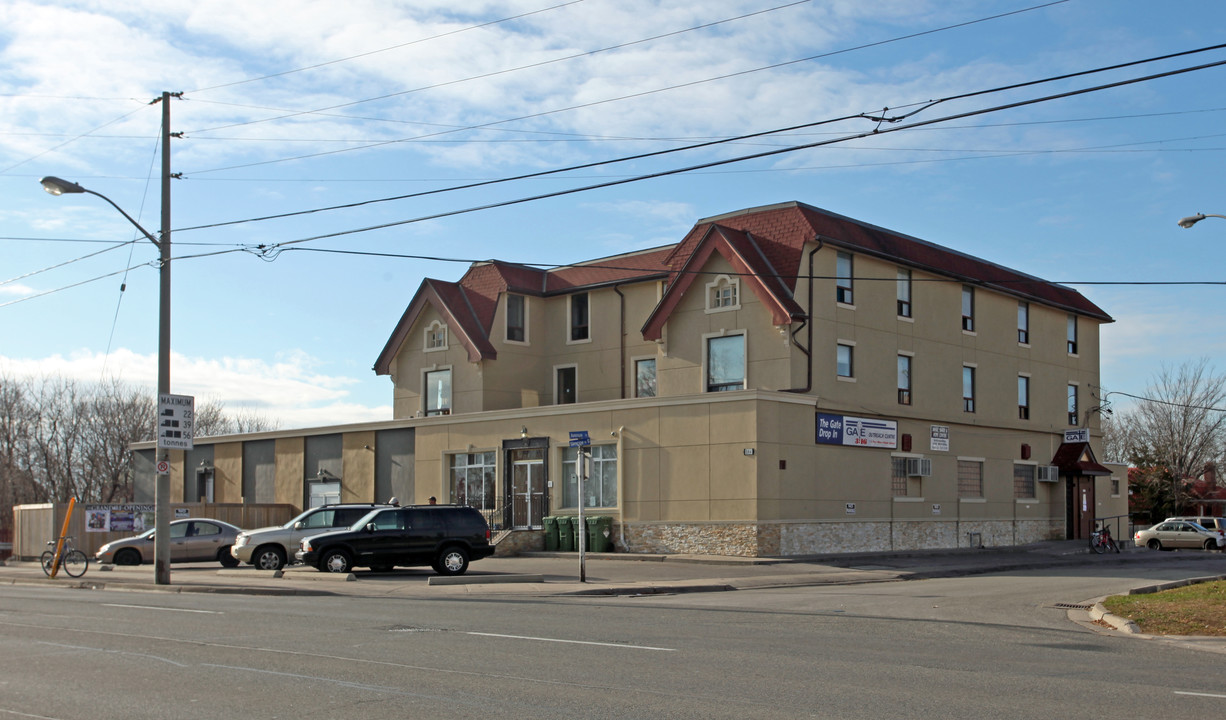 394 Simcoe St S in Oshawa, ON - Building Photo