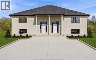 2142 Daytona Ave in Windsor, ON - Building Photo