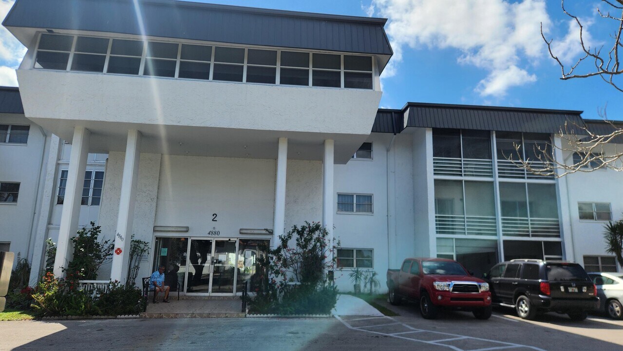 4880 NW 22nd St in Lauderhill, FL - Building Photo
