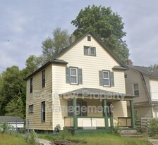 915 Neland Ave SE in Grand Rapids, MI - Building Photo