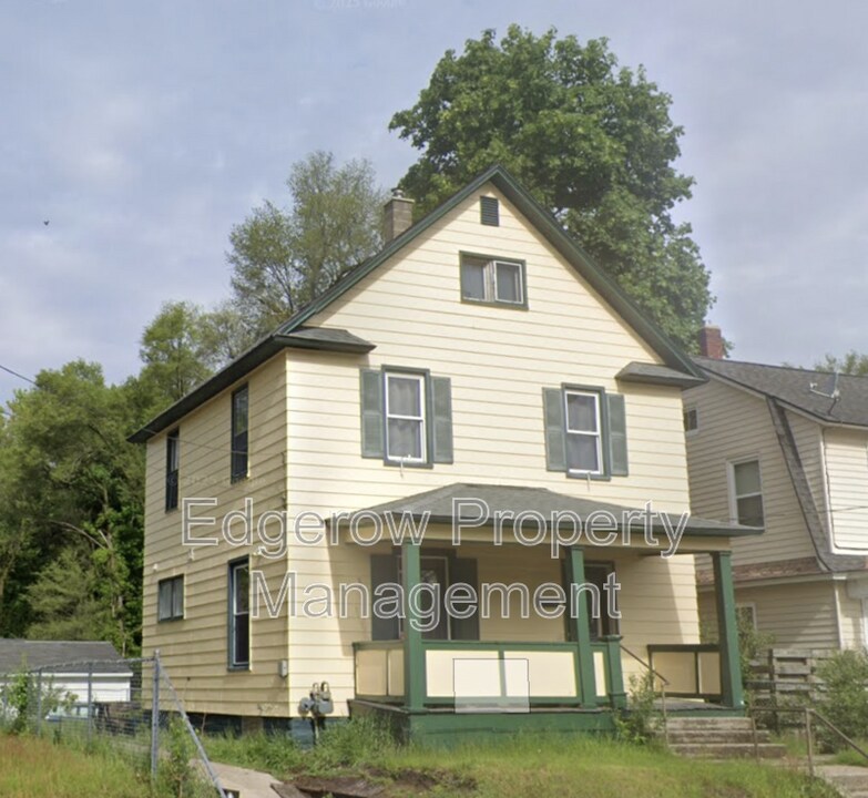 915 Neland Ave SE in Grand Rapids, MI - Building Photo